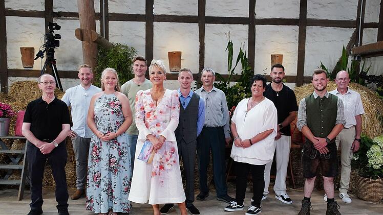 Inka Bause begrüßt die Kandidaten der 21. Staffel "Bauer sucht Frau".