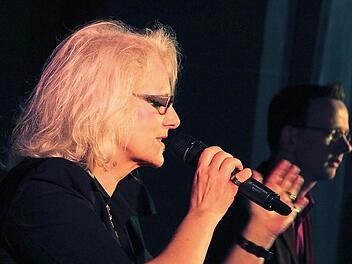 Mit ihrer gewaltigen Altstimme beeindruckte Jutta Wieczorek die Besucher des Gospelkonzerts in Elfershausen. (Im Hintergrund Keyboarder Oliver Berger). Foto: Gerd Schaar
