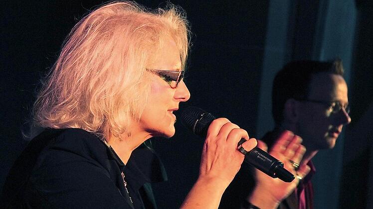 Mit ihrer gewaltigen Altstimme beeindruckte Jutta Wieczorek die Besucher des Gospelkonzerts in Elfershausen. (Im Hintergrund Keyboarder Oliver Berger). Foto: Gerd Schaar