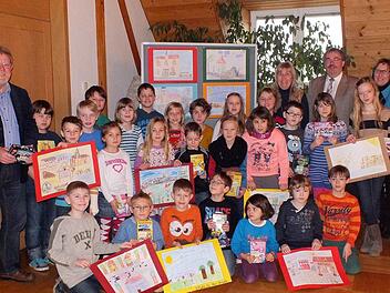 Die ausgezeichneten Maler mit den Juroren: Zweiter Bürgermeister Gerhard Zösch (links), Lehrerin Gudrun Gunzelmann, Bürgermeister Ruß und Rektorin Conny Genslein (hinten von rechts).  Foto: Alfons Beuerlein