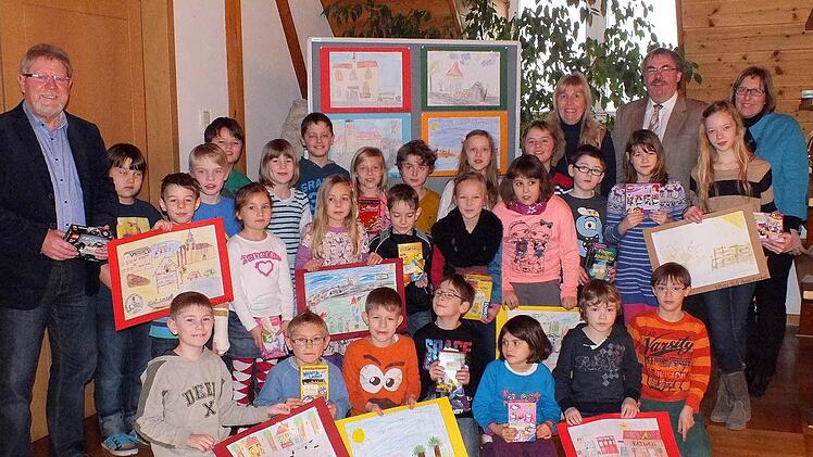 Die ausgezeichneten Maler mit den Juroren: Zweiter Bürgermeister Gerhard Zösch (links), Lehrerin Gudrun Gunzelmann, Bürgermeister Ruß und Rektorin Conny Genslein (hinten von rechts).  Foto: Alfons Beuerlein