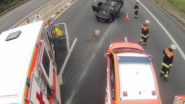 Auf der A3 bei Helmstadt hat am Samstag der Fahrer eines Wohnwagengespanns die Kontrolle verloren und sich mit seinem Pkw überschlagen. Foto: Berthold Diem