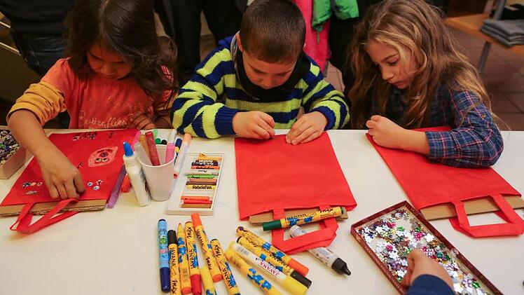Die Kinder sind ganz in das Gestalten der Taschen vertieft. Foto: Barbara Herbst