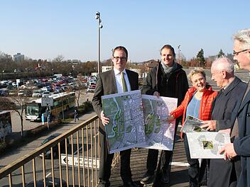 Im März war das Bewerbungskonzept auf dem Dach des Parkhauses am Großparkplatz vorgestellt worden. Links Oberbürgermeister Florian Janik. Foto: Stadt Erlangen
