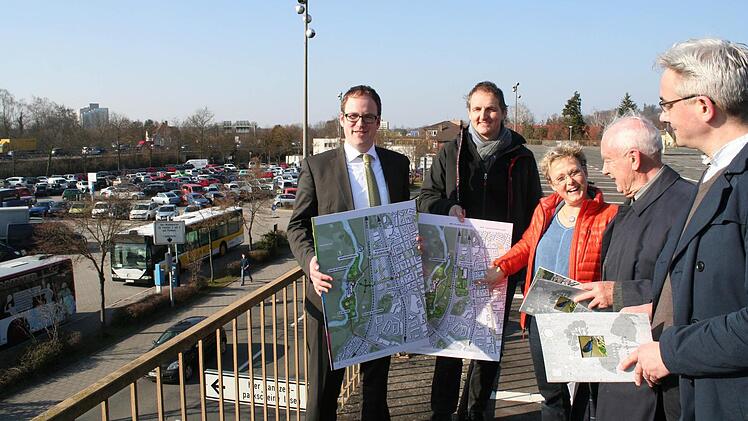 Im März war das Bewerbungskonzept auf dem Dach des Parkhauses am Großparkplatz vorgestellt worden. Links Oberbürgermeister Florian Janik. Foto: Stadt Erlangen