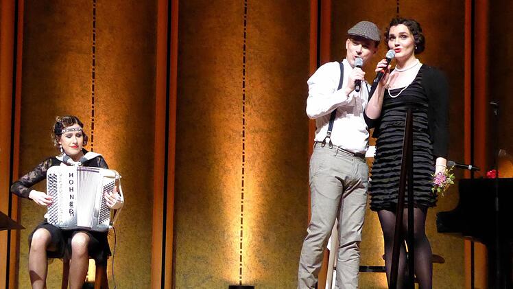 Les Accordés, das sind die Sopranistin Teresa Hoerl und der Countertenor Christophe sowie Yvonne Grünwald, die Akkordeon und Klavier auch gleichzeitig spielen kann. Foto: Gerhild Ahnert