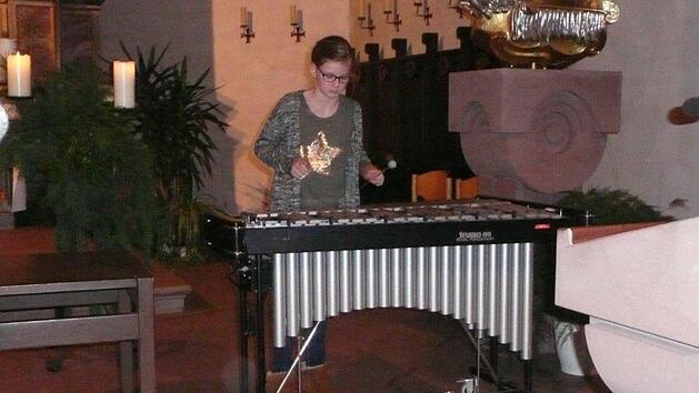 Mia Engel (Dreistelz) am Vibraphon begeisterte die Zuh&ouml;rer mit einer Gavotte von Francois Joseph Gossec. Foto: Egon Hildmann