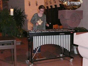Mia Engel (Dreistelz) am Vibraphon begeisterte die Zuhörer mit einer Gavotte von Francois Joseph Gossec. Foto: Egon Hildmann