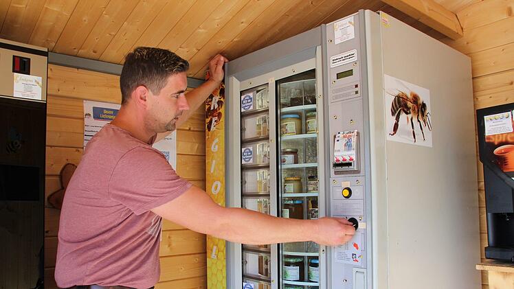 Hobbyimker Torsten Jung an seiner Honig-Tankstelle in Marktrodach. Fotos: Franziska Rieger