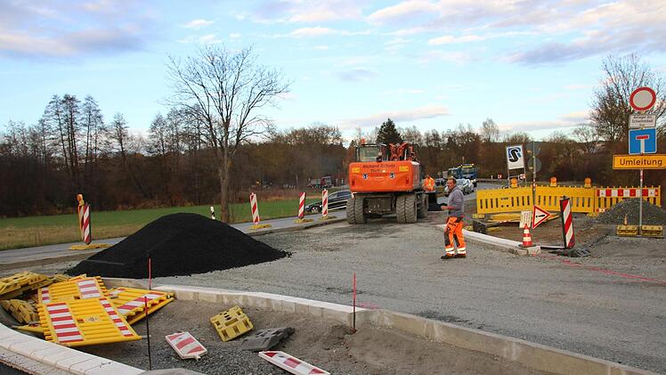 Die Arbeiten am Einmündungsbereich in die Kreisstraße laufen auf Hochtouren. Dafür ist derzeit noch eine Ampelregelung notwendig. Doch die Ampel soll noch im November wieder abgebaut werden. Foto: Jürgen Gärtner