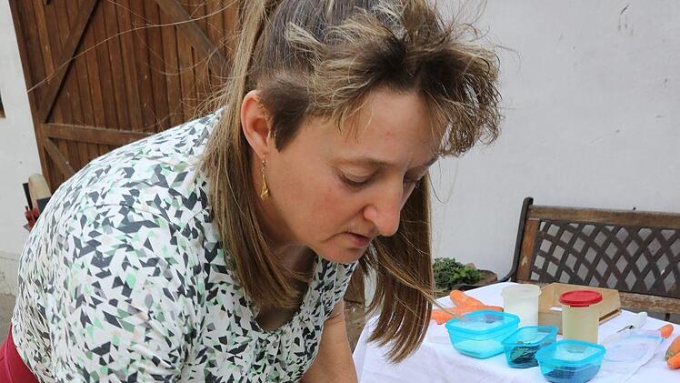 Rein in den Gärtopf: Auf ihrem Bauernhof in Bischwind demonstriert Petra Grimmer eine Familientradition. Foto: Barbara Herbst