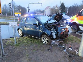 Zwei kaputte Autos und zwei Leichtverletzte sind die Bilanz eines Unfalls auf der Wirsberger Kreuzung. Foto: Polizei