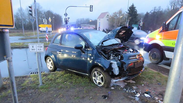 Zwei kaputte Autos und zwei Leichtverletzte sind die Bilanz eines Unfalls auf der Wirsberger Kreuzung. Foto: Polizei