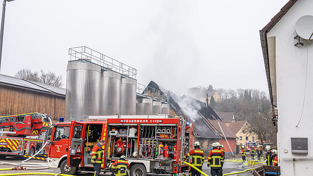 Dachstuhl von fr&auml;nkischer Traditionsbrauerei steht in Flammen