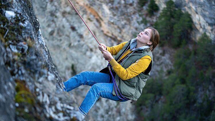 Sara (Maïra Schmitt) hasst eigentlich Aktivitäten in den Bergen. Doch bleibt ihr keine andere Wahl.