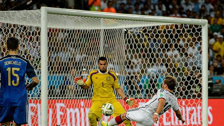 Minute 113, Maracanã-Stadion, Rio de Janeiro: Mit einem technisch genialen Tor schoss Mario Götze die deutsche Nationalmannschaft am 13. Juli 2014 zum vierten WM-Titel.