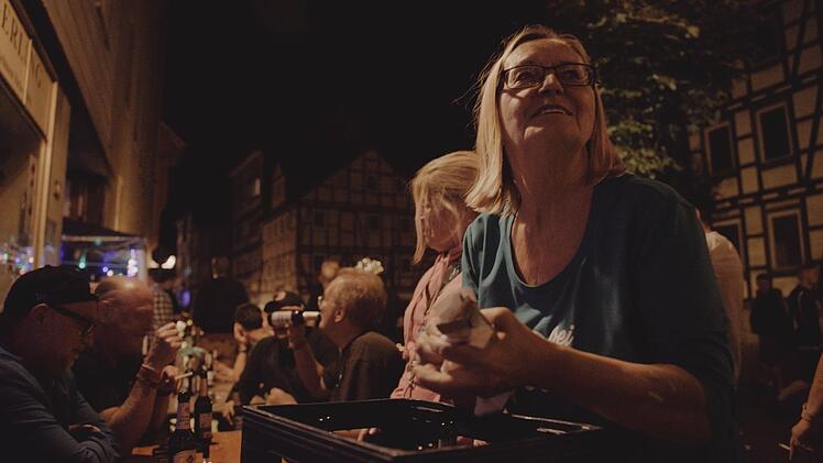 Gitte versorgt w&auml;hrend des Festivals bis zu 100 Punks und Rockfans.