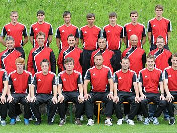 Dies war der von Dirk Züchner trainierte Kader des FC Fuchsstadt in der Saison 2011/12: (hinten, von links) Philipp Hölzer, Florian Thurn, Patrick Schießer, Philipp Sauermann, Simon Bolz, Philipp Pfeuffer und Johannes Feser; (mittlere Reihe, von links) Willibald Kippes, Thomas Ruser, Trainer Dirk Züchner, Betreuer Dieter Schaupp, Betreuer Charly Pfülb und René Gerner (Kassier) sowie (vorne, von links) Alexander Schott, Patrick Zink, Christoph Mützel, Simon Heger, Marc Rösler, Nikolai Wolf, Be...