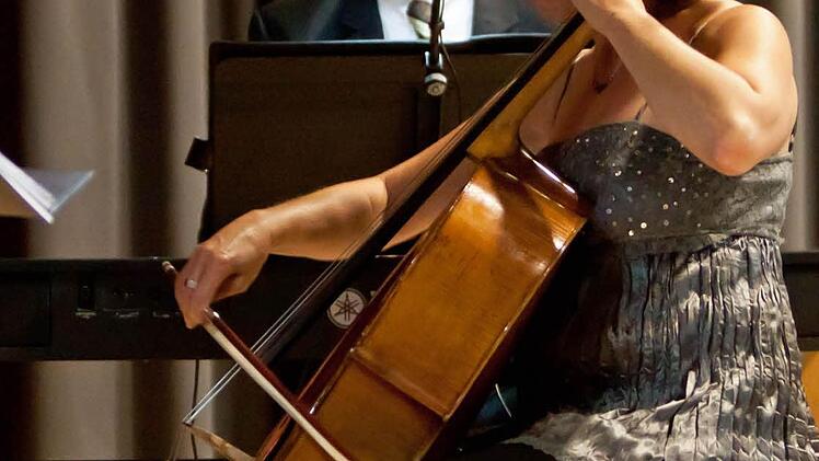 Am Cello: Erzsebet Pazdernik