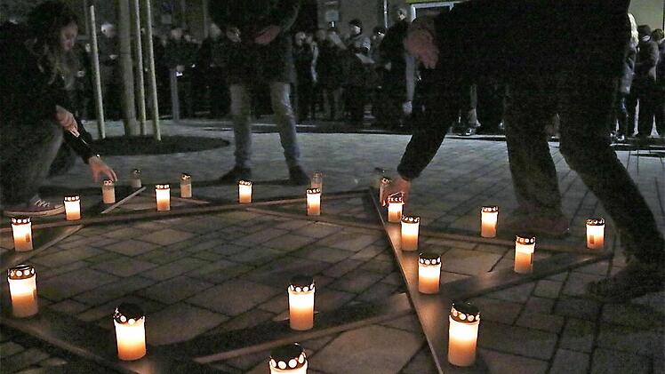 Lichter bilden einen Davidstern nach.