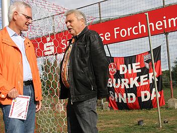 Der Burker Peter Müller (li.) und der Buckenhofener Harald Neudecker nutzten das Derby auch zum Plausch über gute - und schlechte - alte Zeiten. Foto: Daniel Ruppert