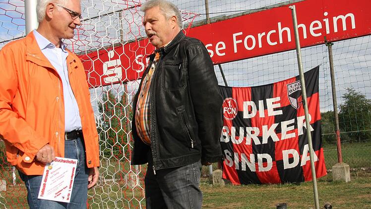 Der Burker Peter Müller (li.) und der Buckenhofener Harald Neudecker nutzten das Derby auch zum Plausch über gute - und schlechte - alte Zeiten. Foto: Daniel Ruppert