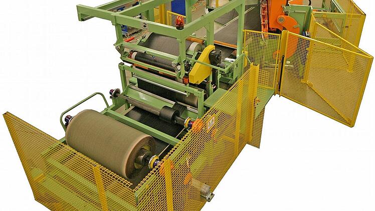 Für solche Stahlcordschneideanlage für die Reifenindustrie ist die Firma Fischer welt weit bekannt. Foto: Maschinenfabrik Fischer