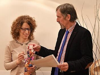 Bürgermeister Martin Rauscher übergibt Tina Albus Auszeichnungen und ein Geschenk für 25 Mal Blutspenden.  Foto: Gabi Arnold