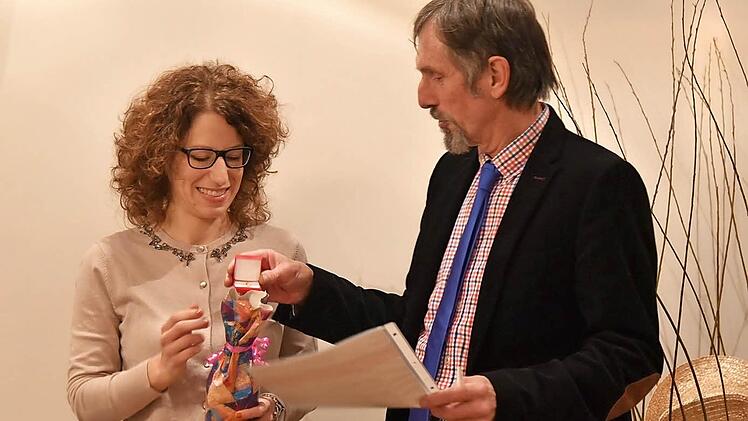 Bürgermeister Martin Rauscher übergibt Tina Albus Auszeichnungen und ein Geschenk für 25 Mal Blutspenden.  Foto: Gabi Arnold