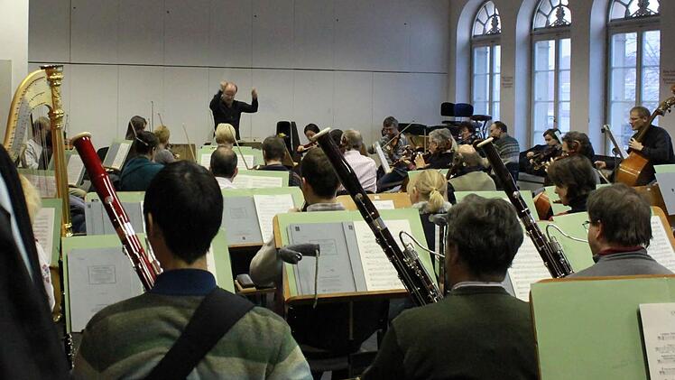 Eng geht es zu im Orchesterprobensaal des Landestheaters.Foto: Archiv/Jochen Berger