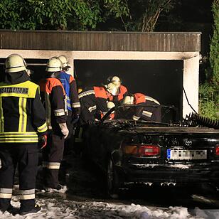 Garagenbrand in Wildensorg - Auto geht in Flammen auf
