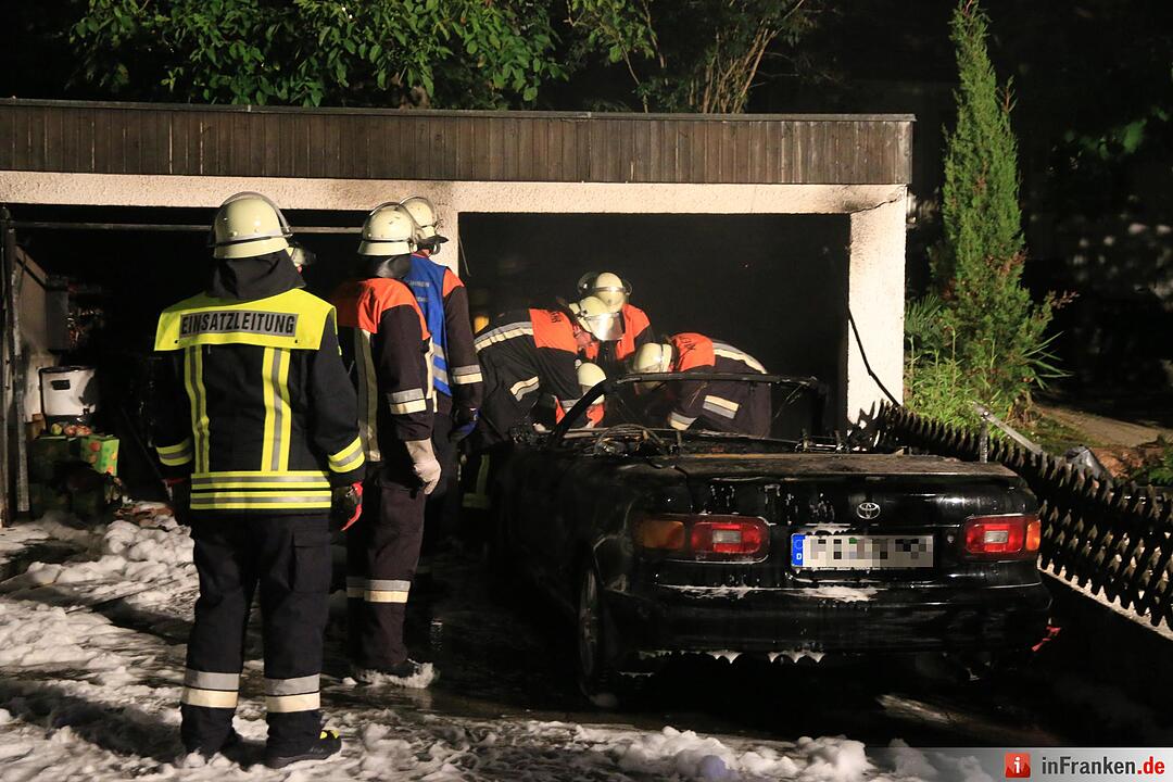 Garagenbrand in Wildensorg - Auto geht in Flammen auf