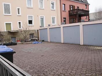 Im Hof vor diesen Garagen an der Zweibrückenstraße soll eine Lagerhalle entstehen. Foto: Josef Hofbauer