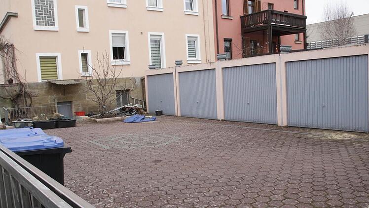 Im Hof vor diesen Garagen an der Zweibrückenstraße soll eine Lagerhalle entstehen. Foto: Josef Hofbauer