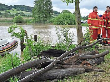 Die Verantwortlichen von Wasserwacht und DLRG rieten ab, das Schwimmen durchzuführen, zu viel Treibgut und Baumstämme waren im Main. Foto: Karl Heinz Weber
