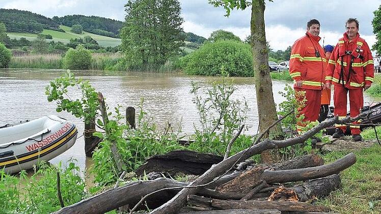 Die Verantwortlichen von Wasserwacht und DLRG rieten ab, das Schwimmen durchzuführen, zu viel Treibgut und Baumstämme waren im Main. Foto: Karl Heinz Weber