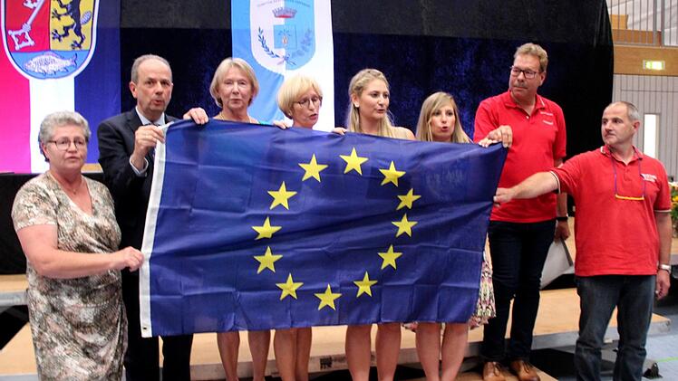 Gemeinsam sangen Deutsche und Italiener die Europahymne (oben). Bürgermeister Turcato bedankte sich bei Kerstin Blum für deren Einsatz um die Partnerschaft.  Foto: Johanna Blum