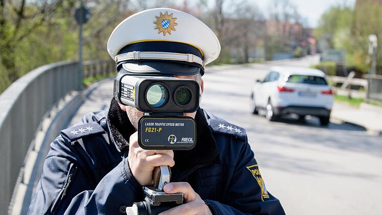 Mit 180 km/h ist der Polizei Gerolzhofen am Montag ein Raser ins Netz gegangen. Der Fahrer fuhr viel zu schnell durch eine Geschwindigkeitskontrolle. Symbolfoto: Matthias Balk/dpa