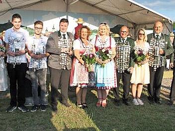 Das neue Königshaus (v. l.): Jugendritterdame Selina-Maria Gareiß, Vizejugendkönig Lukas Reuter, Jugendkönig Paul Schramm, Ritterpaar Patrick Erhardt und Steffi Gareiß, Vizekönigspaar Christine und Ingo Schramm, Schützenkönig Michael Gareiß und Schützenkönigin Ina Roth sowie 2. Schützenmeister Erik Münchenbach  Foto: Gerda Völk