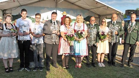 Das neue Königshaus (v. l.): Jugendritterdame Selina-Maria Gareiß, Vizejugendkönig Lukas Reuter, Jugendkönig Paul Schramm, Ritterpaar Patrick Erhardt und Steffi Gareiß, Vizekönigspaar Christine und Ingo Schramm, Schützenkönig Michael Gareiß und Schützenkönigin Ina Roth sowie 2. Schützenmeister Erik Münchenbach  Foto: Gerda Völk