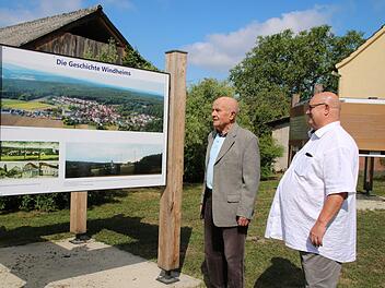 Ortsreferent Klaus Schebler hat eine der Tafeln kurzzeitig enthüllt. Heinrich Borst darf schon mal schauen. Offiziell enthüllt und gesegnet werden die zwölf Tafeln am Samstag. Thomas Malz