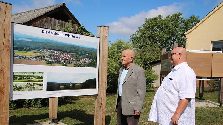 Ortsreferent Klaus Schebler hat eine der Tafeln kurzzeitig enthüllt. Heinrich Borst darf schon mal schauen. Offiziell enthüllt und gesegnet werden die zwölf Tafeln am Samstag. Thomas Malz