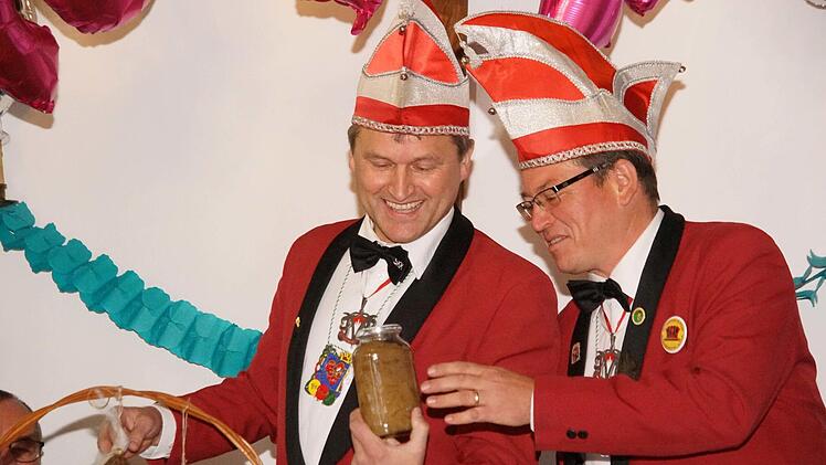 Schaut doch ganz lecker aus, denken sich Matthias Grass (links) und Michael Hess vom SKK, als sie den Geschenkkorb inspizieren. So kann man sich t&auml;uschen ...