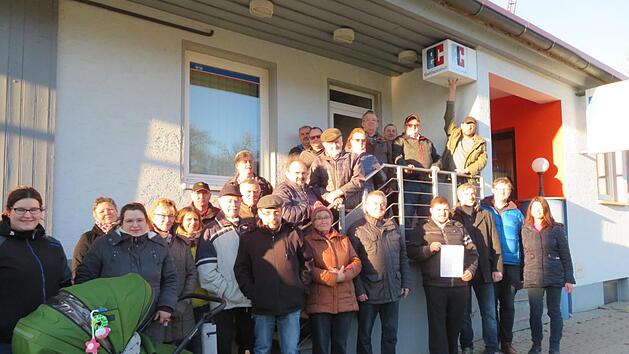 Spontanes Treffen einiger Uetzinger vor der Filiale: "Wir brauchen unsere Bank!", fordern sie; in der unteren Reihe von rechts: Andrea Kerner, Elmar Kerner, Stadtrat Stefan Dinkel und Stadtrat Manuel Schrüfer mit einer weiteren Unterschriftsliste.Monika Schütz
