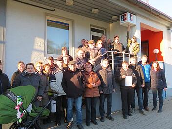 Spontanes Treffen einiger Uetzinger vor der Filiale: "Wir brauchen unsere Bank!", fordern sie; in der unteren Reihe von rechts: Andrea Kerner, Elmar Kerner, Stadtrat Stefan Dinkel und Stadtrat Manuel Schrüfer mit einer weiteren Unterschriftsliste.Monika Schütz