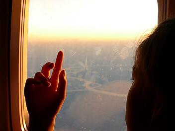 Beim Start und beim Landeanflug müssen die Sonnenblenden geöffnet sein.