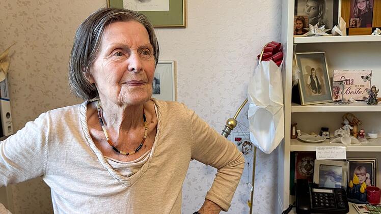 Elvira Werthmüller kommt eigentlich aus Hessen. Ihre Töchter haben die gelernte Schneiderin nach Berlin gebracht. Im Pflegeheim "Am Kreuzberg" kann die 87-Jährige ihre Erinnerungen auffrischen.
