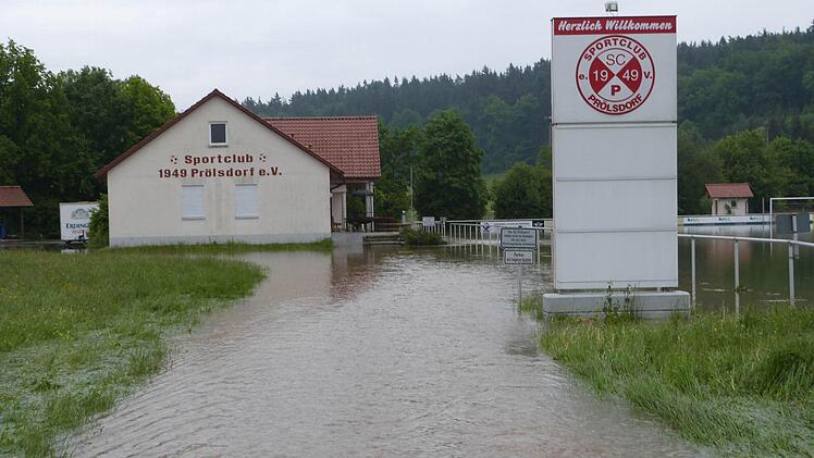 Der Sportplatz in Prölsdorf steht unter Wasser: Die Rauhe Ebrach war über die Ufer getreten. Mit Biberdämmen im Flussbett hatte das nach Auskunft der Unteren Naturschutzbehörde im Landratsamt Haßfurt nichts zu tun, zumal die Bauten dank einer Ausnahmegenehmigung bereits entfernt worden seien. Solchen Wassermassen halte laut der Behörde aber ohnehin kein Biberdamm stand.