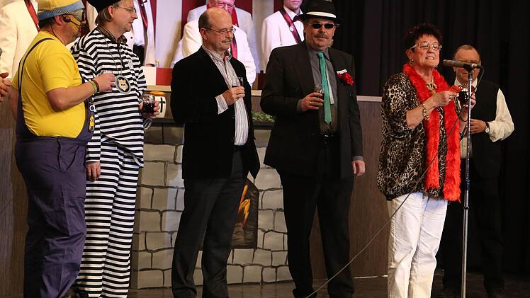 Das Prominenten-Spiel bestritten, von links: die Pfarrer Michael Erhart und Hans-Christian Neiber, Ex-Bürgermeister Christoph Winkler, Sands Bürgermeister Bernhard Ruß, Rosl Pflaum aus Eltmann und Helmut Trautner. Foto: Matthias Hoch
