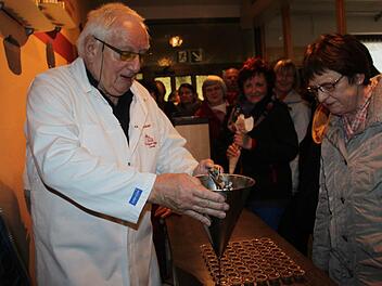 Inhaber Robert Bauer zeigt den FT-Lesern, wie das Herstellen von Pralinen geht. Fotos: Veronika Schadeck